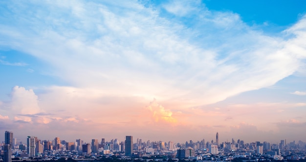 Photo city landscape with group of building on sky and sunlight