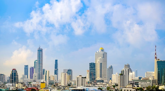 Photo city view of bangkok in thailand panorama concept images bright skies large clouds with the atmosphere of city buildings