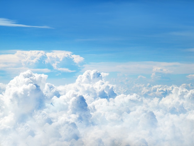 Photo clear blue sky and white fluffy clouds