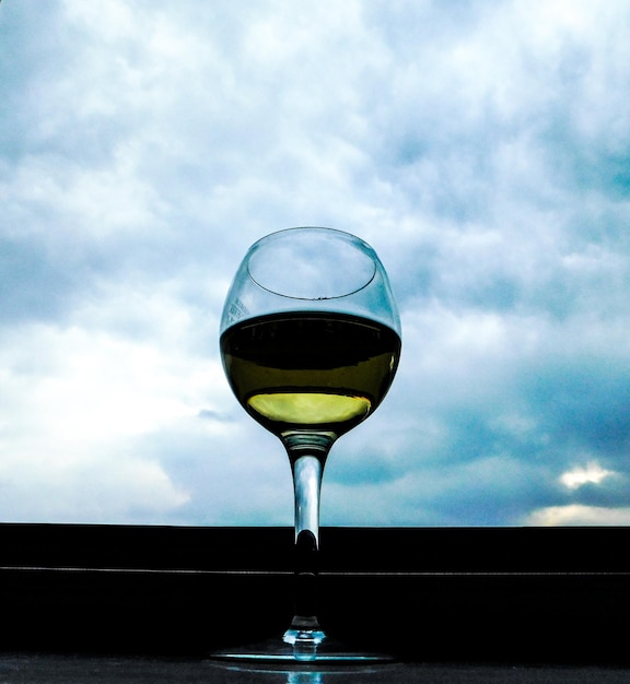 Photo close-up of beer in water against sky