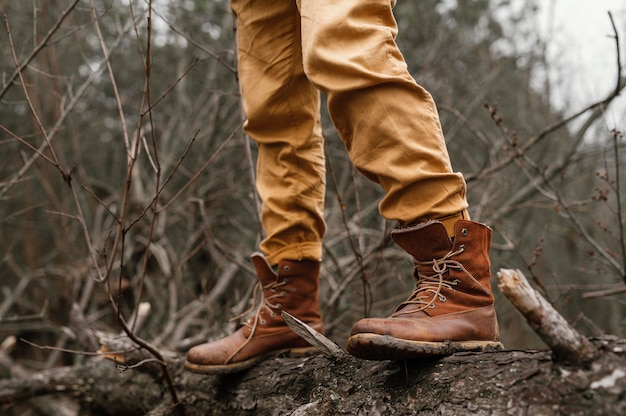 Photo close up boots standing on log