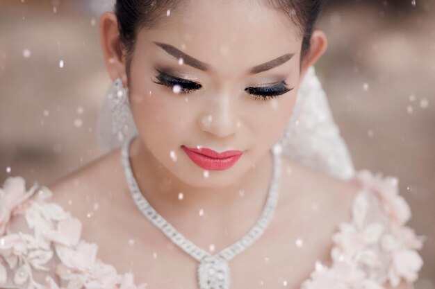 Photo close-up of bride looking down