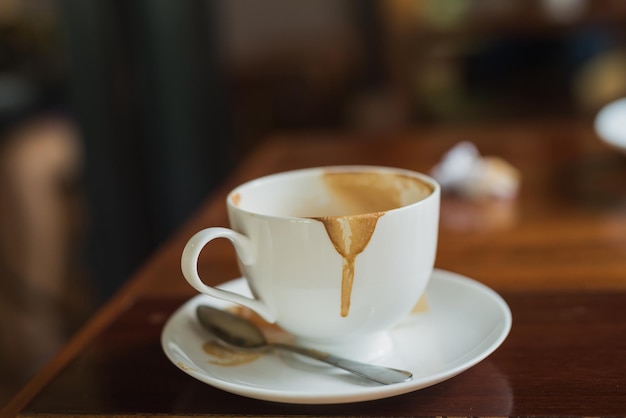 Foto close-up di una tazza di caffè sul tavolo