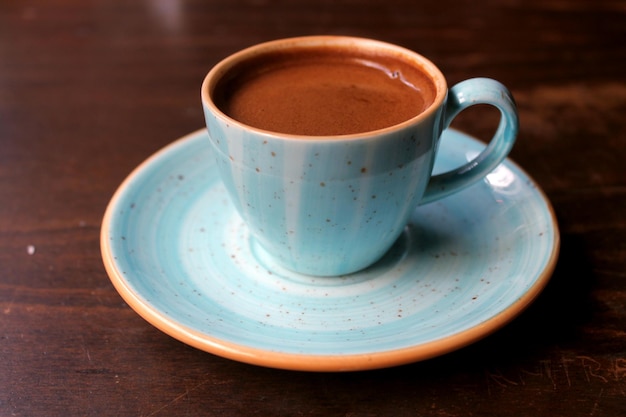 Foto close-up di una tazza di caffè sul tavolo