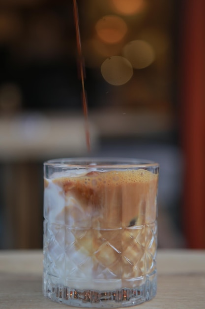 Foto close-up di caffè in bicchiere su tavolo