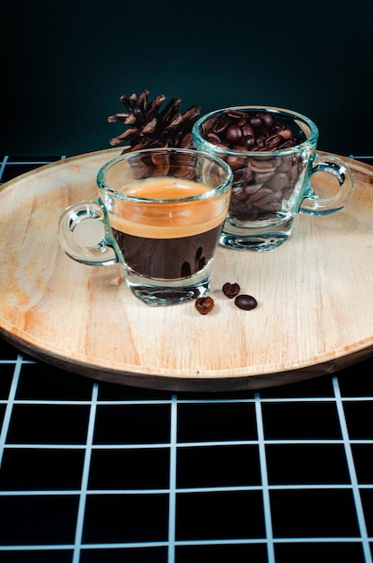 Foto close-up di un caffè sul tavolo su uno sfondo nero