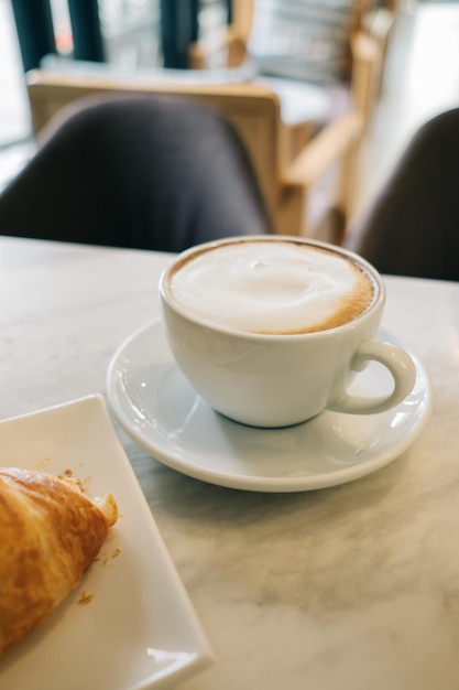 Foto prossimo piano del caffè sul tavolo