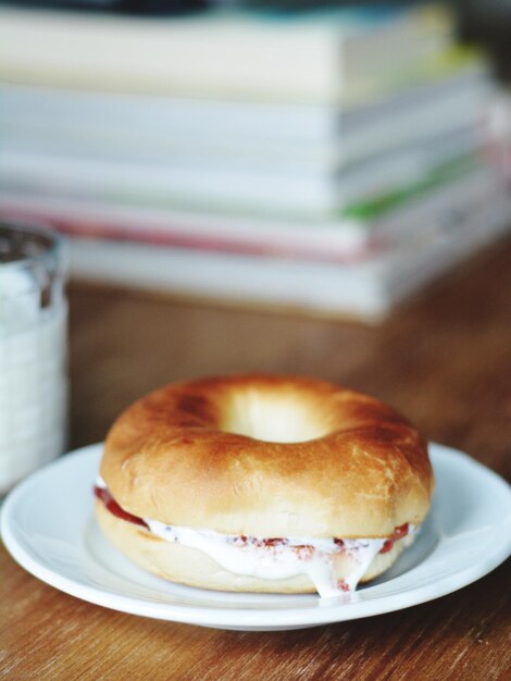 Photo close-up of food in plate on table