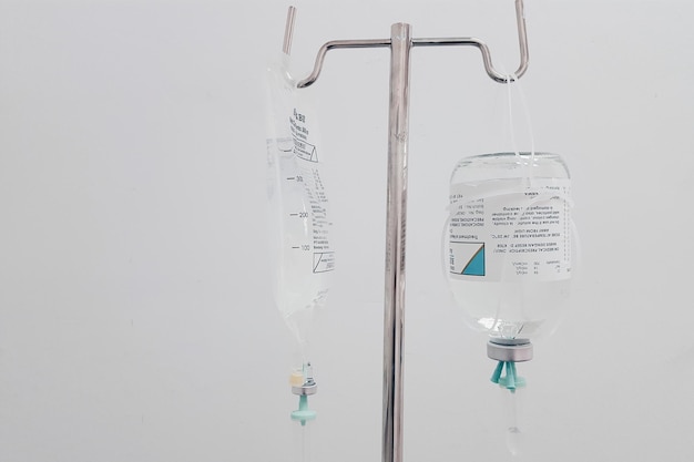 Photo close-up of iv drips hanging in hospital