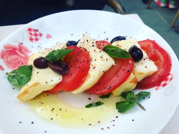 Foto prossimo piano di un'insalata servita in piatto