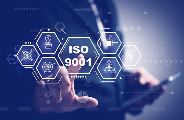 Foto concetti su iso 9001 uomo d'affari che preme sullo schermo virtuale sul sistema di gestione della qualità attenzione al cliente coinvolgimento delle persone approccio al processo approccio al sistema qms