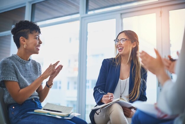 Foto aziende e persone creative in riunione con applausi supporto o feedback felice per lo sviluppo di idee workshop di celebrazione e dipendenti in cerchio per la pianificazione del team building e il successo in ufficio