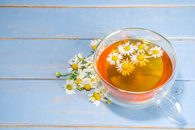 Photo cup of medicinal chamomile tea