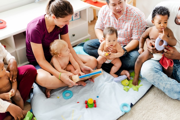 Photo cute babies with their parents