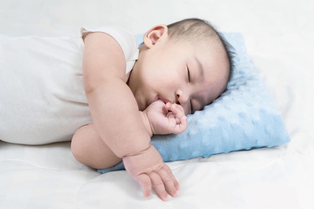 Photo cute baby sleeping on bed