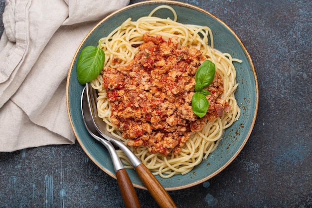 Photo delicious spaghetti with bolognese sauce served on rustic