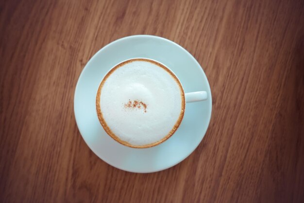 Foto direttamente sopra il colpo di caffè sul tavolo