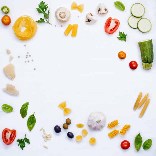 Foto scatto direttamente sopra gli ingredienti su sfondo bianco