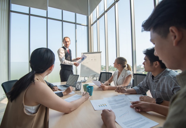 Foto diverse groep van collega's in een vergadering