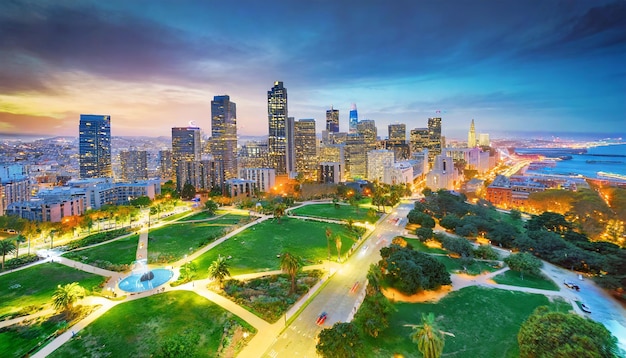 Photo downtown skyline aerial view at dusk with park and street