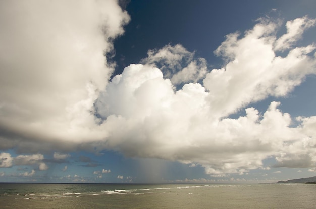 Photo dramatic clouds over tropical shoreline