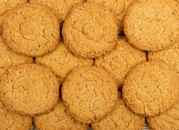 Dunne havermoutkoekjes of gezonde havermoutcrackers bovenaanzicht. Krokant anzac-koekje met havervlokken op rustieke tafelachtergrond