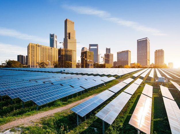 Photo eco-environmentally friendly green energy of sustainable development of solar power plant with nanchang skyline