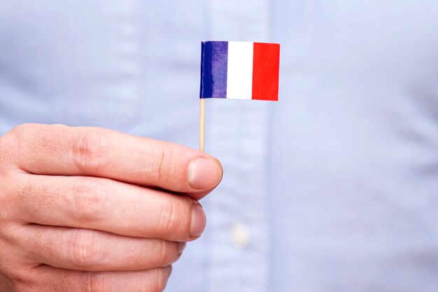 Foto een man met een papieren vlag van frankrijk op een houten tandenstoker, conceptfoto