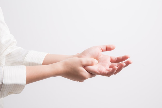 Foto een vrouw die pijnlijke hand op een witte achtergrond, het concept van het bureausyndroom masseren