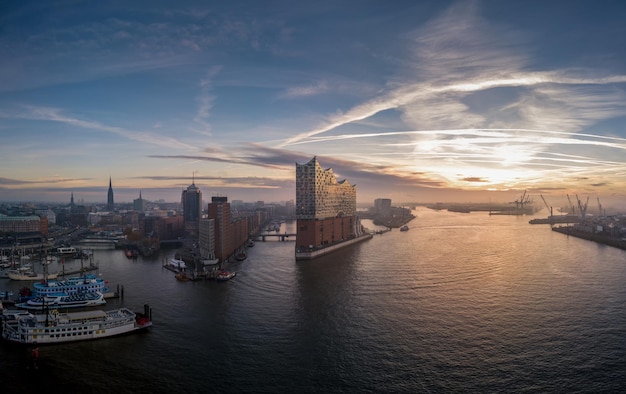 Photo elbphilharmonie with hafencity and speicherstadt at beautiful sunrise