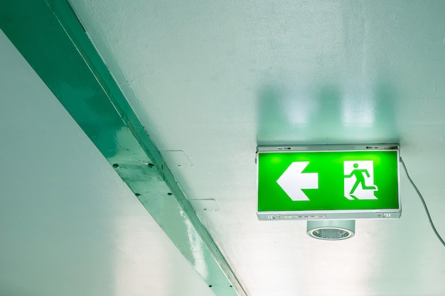 Photo emergency exit sign on interior building