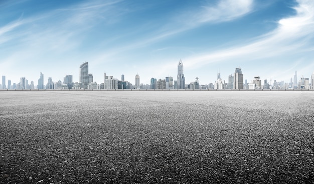 Photo empty asphalt road with cityscape of shanghai in blue sky