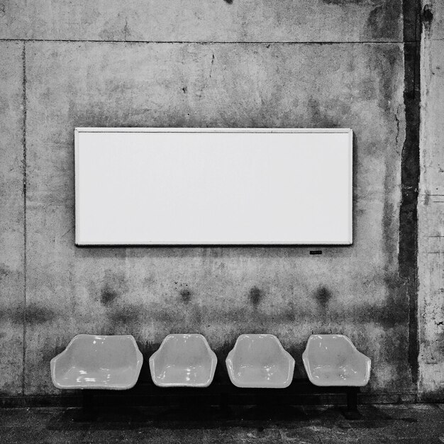 Photo empty chairs against wall