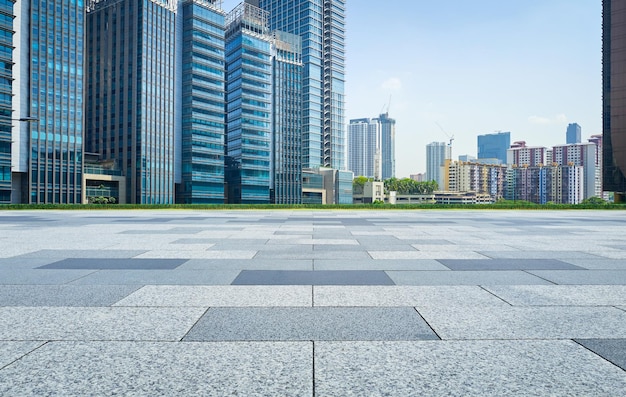 Photo empty square facing modern business buildings in big city