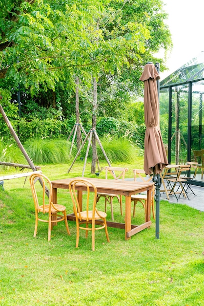 Photo empty wood table and chair in garden