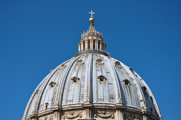 Photo exterior of the central cupola dome of the saint peters basilica vatican city