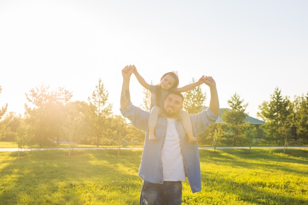 Photo fatherhood family and children concept  father and daughter having fun and playing in nature