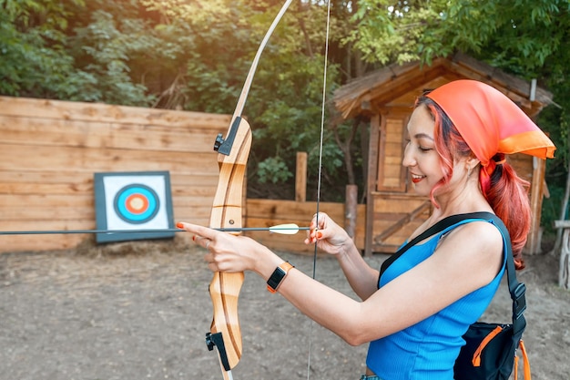 Photo female archer training for competition with a bow and arrow