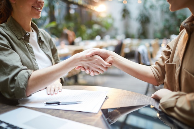 Photo female entrepreneurs shaking hands in meeting