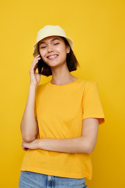 Foto foto mooi meisje in gele t-shirt poseren mode in panama lifestyle ongewijzigd