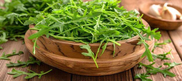 Foto insalata di arugula fresca sullo sfondo di legno vista dall'alto cibo sano o concetto vegetariano