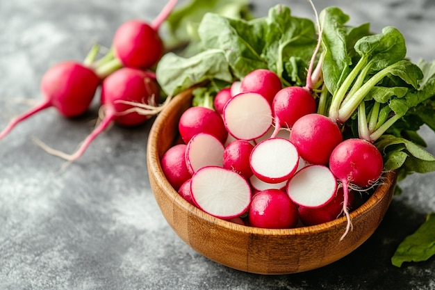 Photo fresh garden radishes whole and sliced in a wooden bowl top view isolated on white