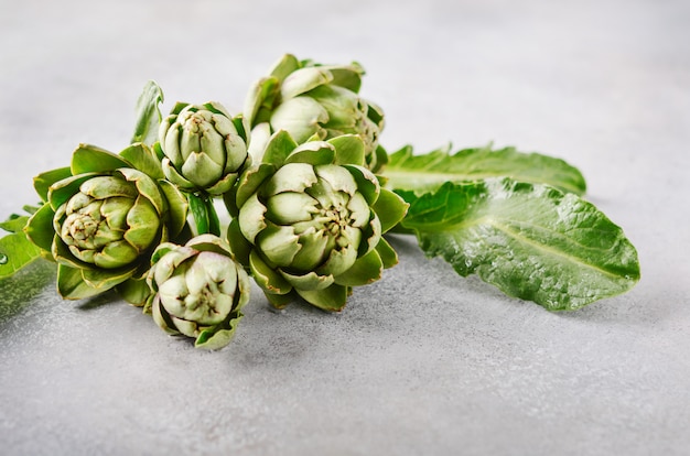 Foto carciofi biologici freschi.