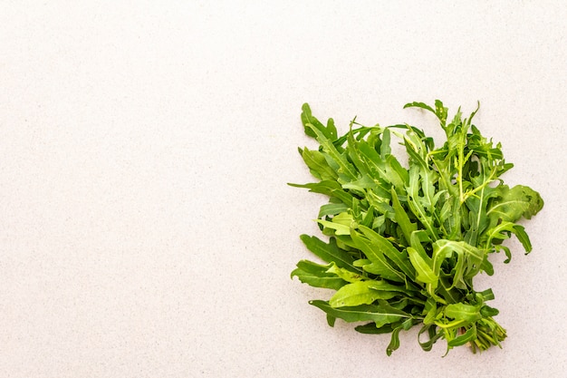 Foto rucola di erbe biologiche fresche