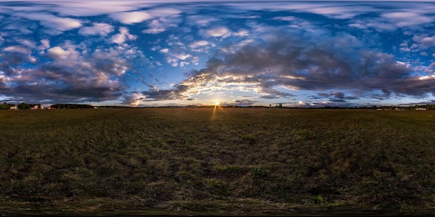 Photo full seamless spherical hdri panorama 360 degrees angle view among fields in summer evening sunset with beautiful clouds in equirectangular projection ready for vr ar virtual reality