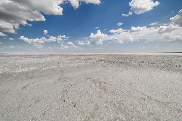 Gedroogde zoutmeerlaag van zoutblauwe lucht en wolken