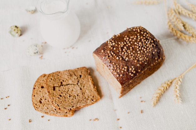 Gesneden brood met verse koriander en melk