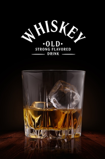 Photo glasses of whiskey with ice cubes on wood background