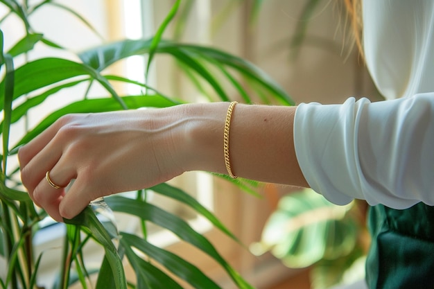 Foto il braccialetto d'oro sulla mano della donna