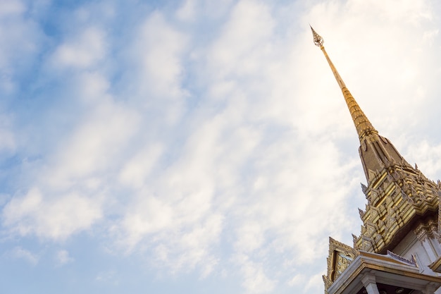 Photo the golden temple with light blue sky and white clouds